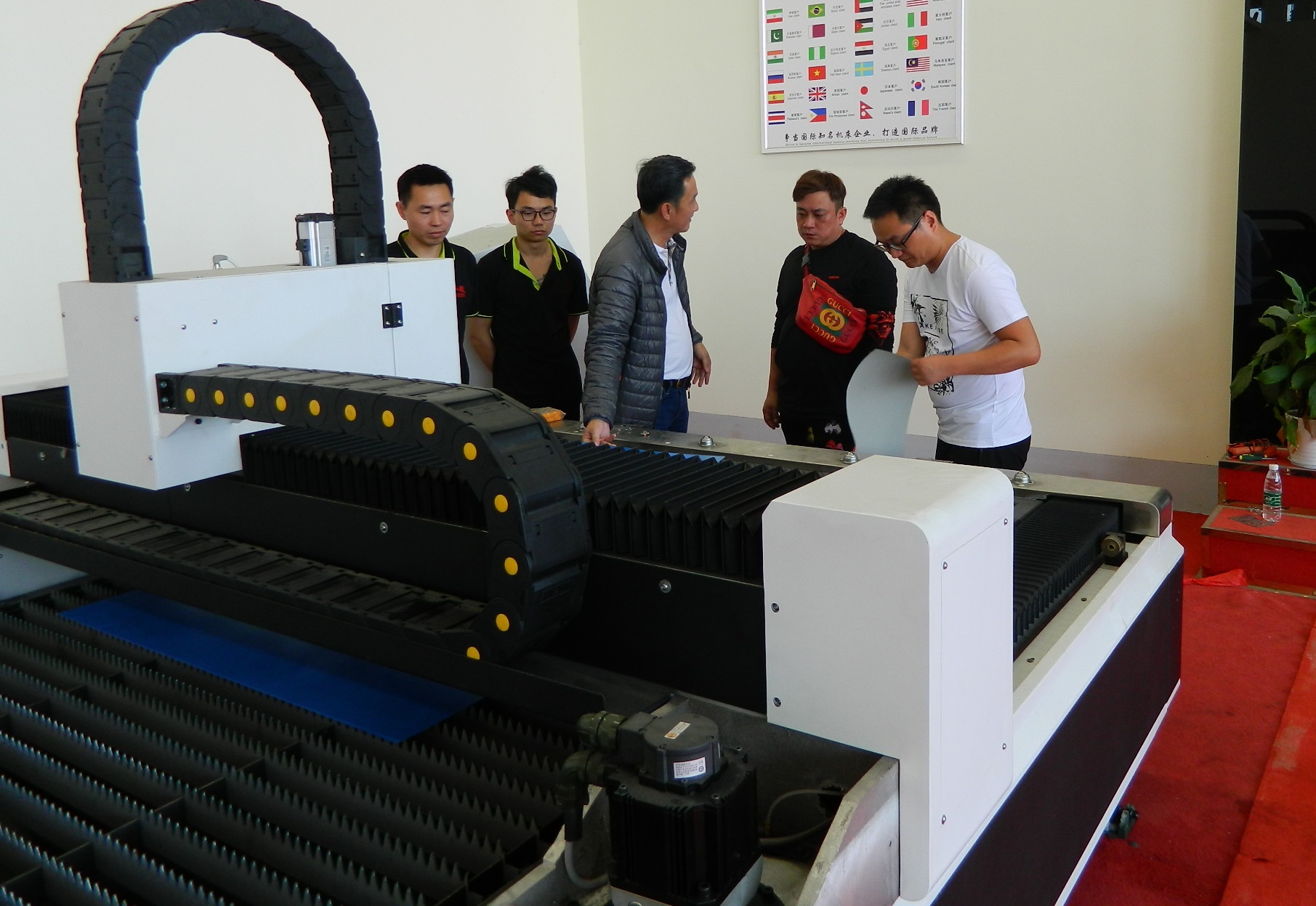 Welcome Singapore customers to visit our factory for fiber laser cutting machine